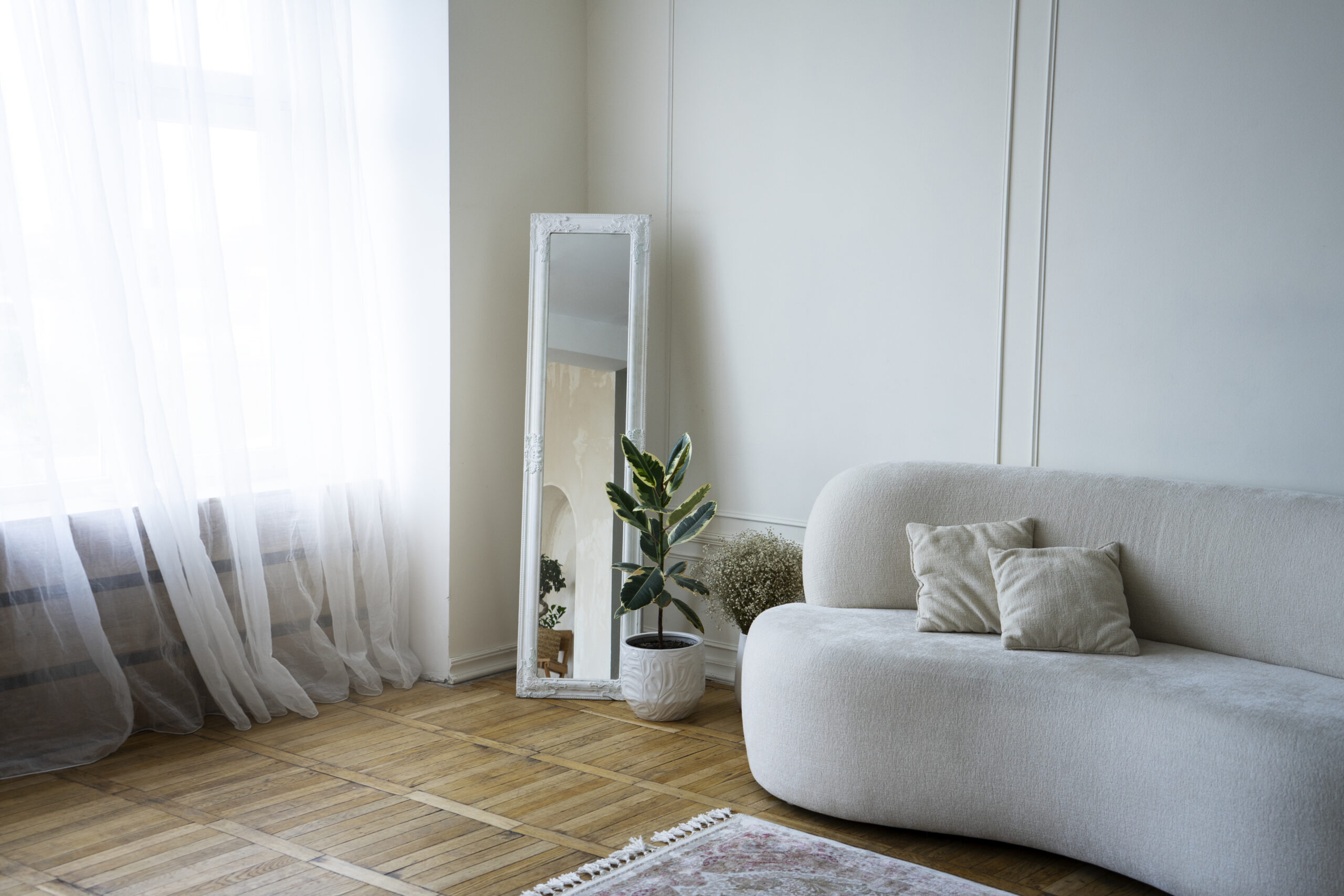 interior-decor-with-mirror-potted-plant
